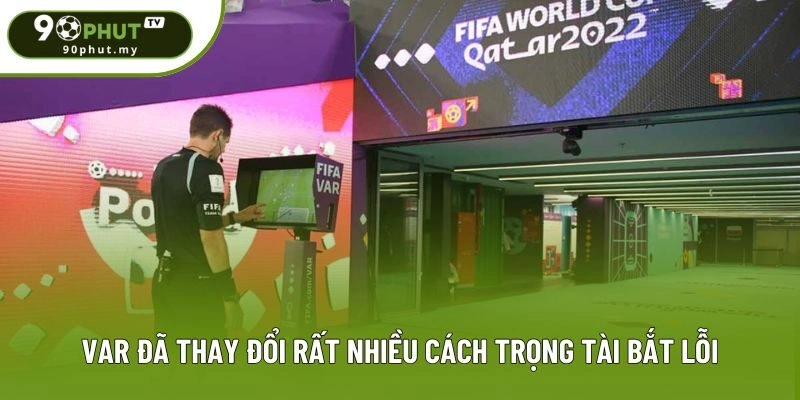 VAR đã thay đổi rất nhiều cách trọng tài bắt lỗi