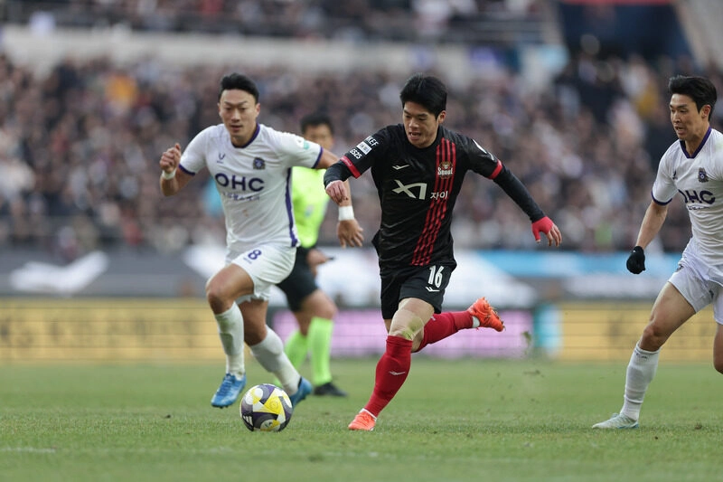 FC Seoul vs Gangwon - Xây chắc ngôi đầu
